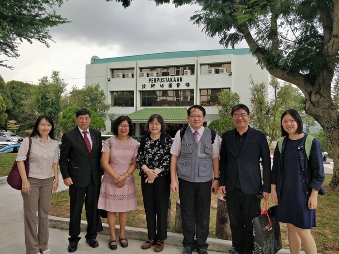 清華大學李金振總監(左2)、寬柔中學 鄭美珍校長(左3)、清大教育學院 林紀慧 院長(右4)、王子華副院長(右3)與邱富源教授(右2)。