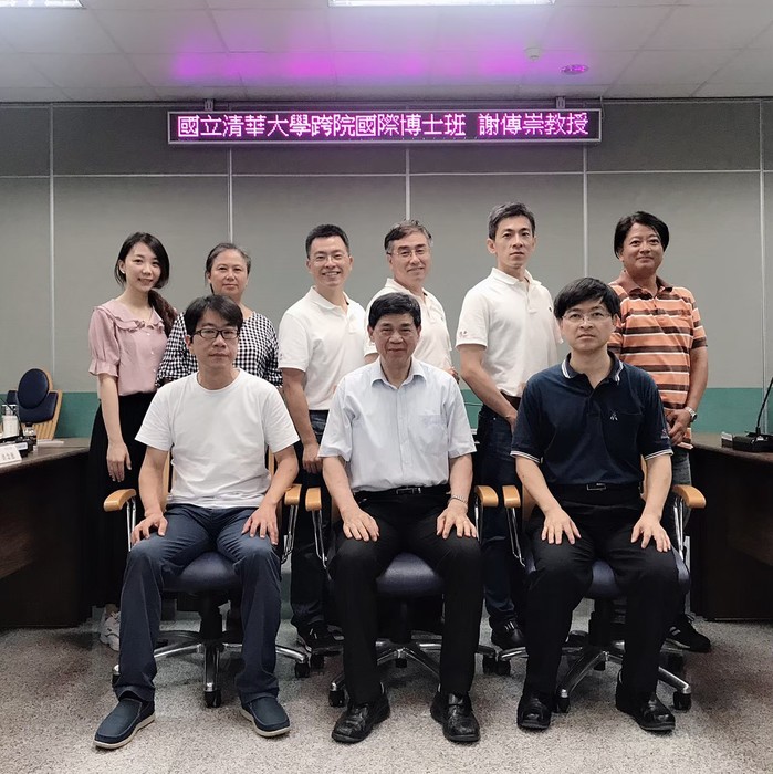 清大金門跨院國際博士班學生與李金振總監(前排左二)、謝傳崇教授(前排右一)課後合影留念。